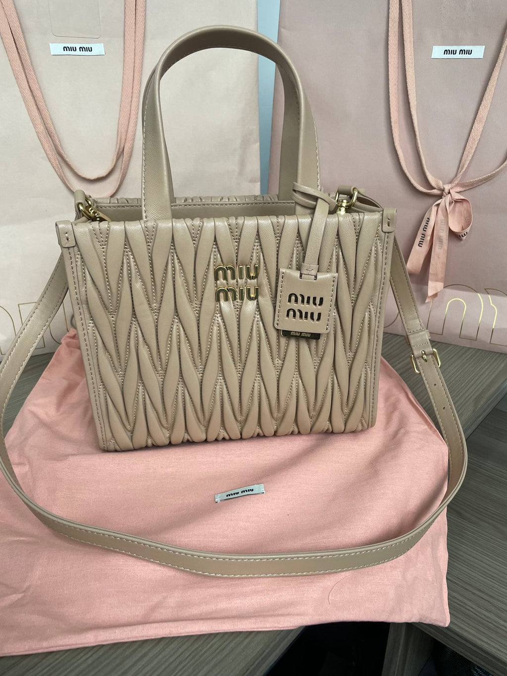 MATELASSÉ TOTE BAG 24 IN BEIGE LAMBSKIN