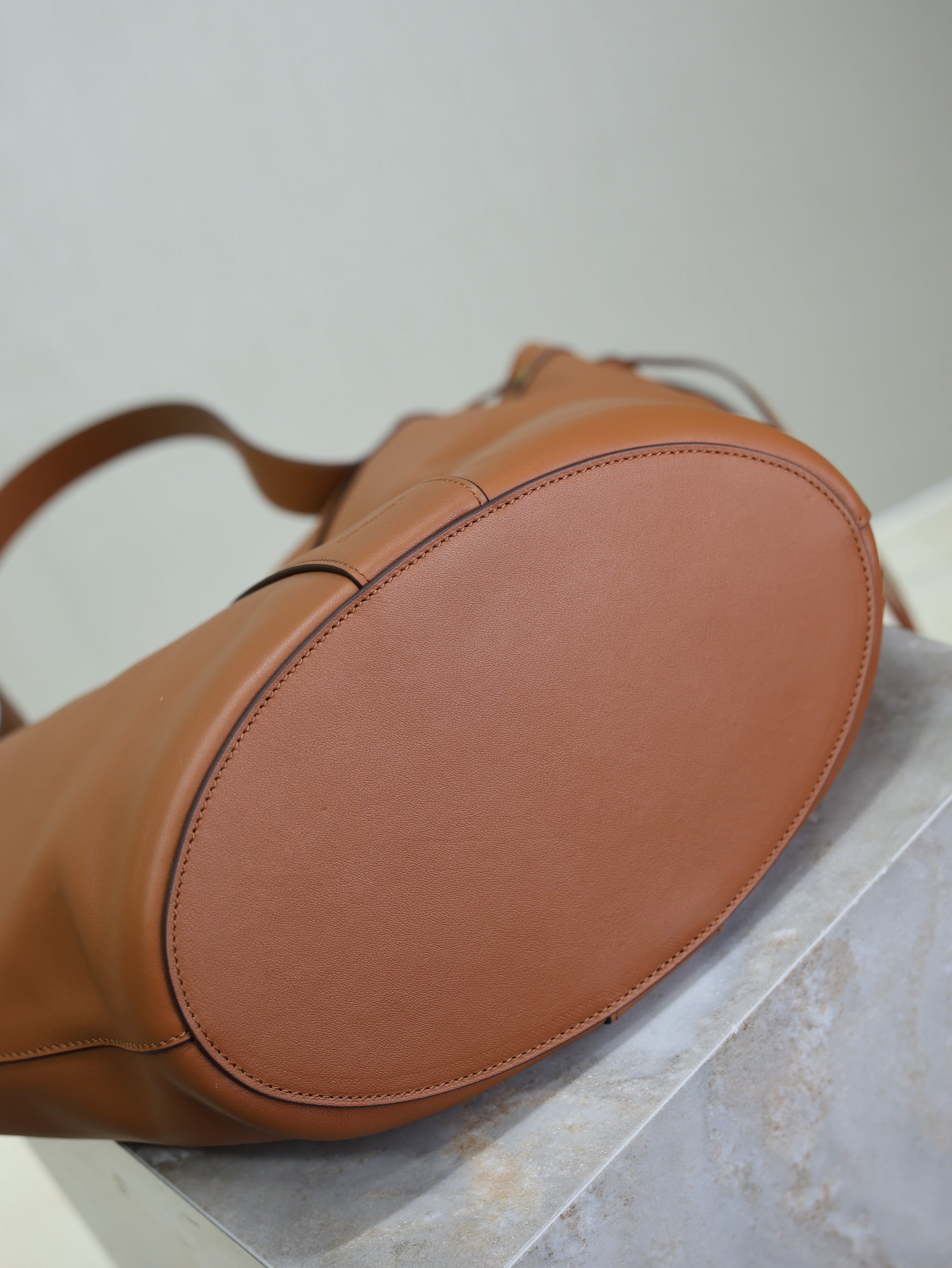 YSL 25S Y LARGE HOBO 50 IN CARAMEL CALFSKIN GOLD HARDWRE
