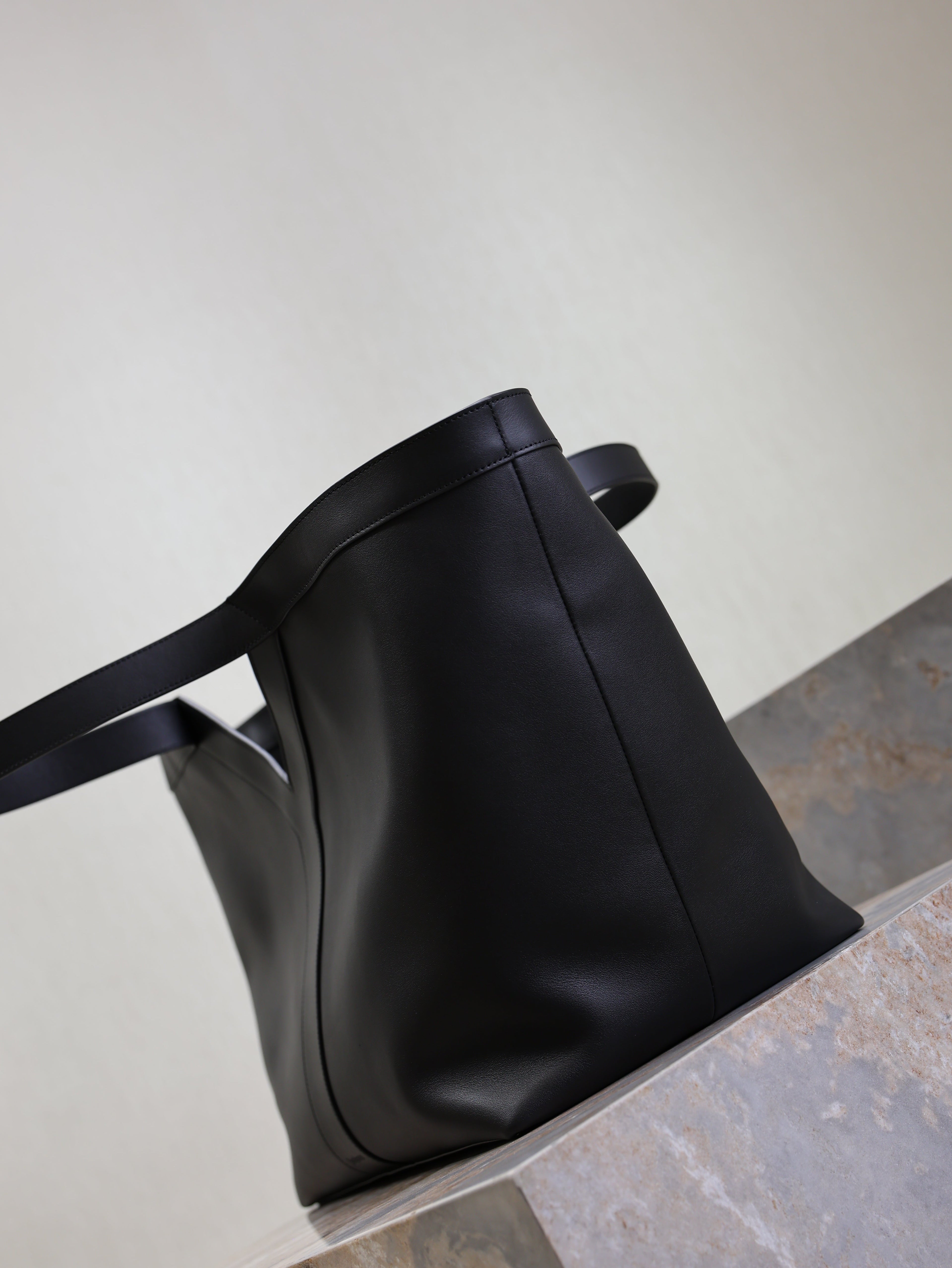 YSL 25S Y TOTE 50 IN BLACK CALFSKIN GOLD HARDWRE