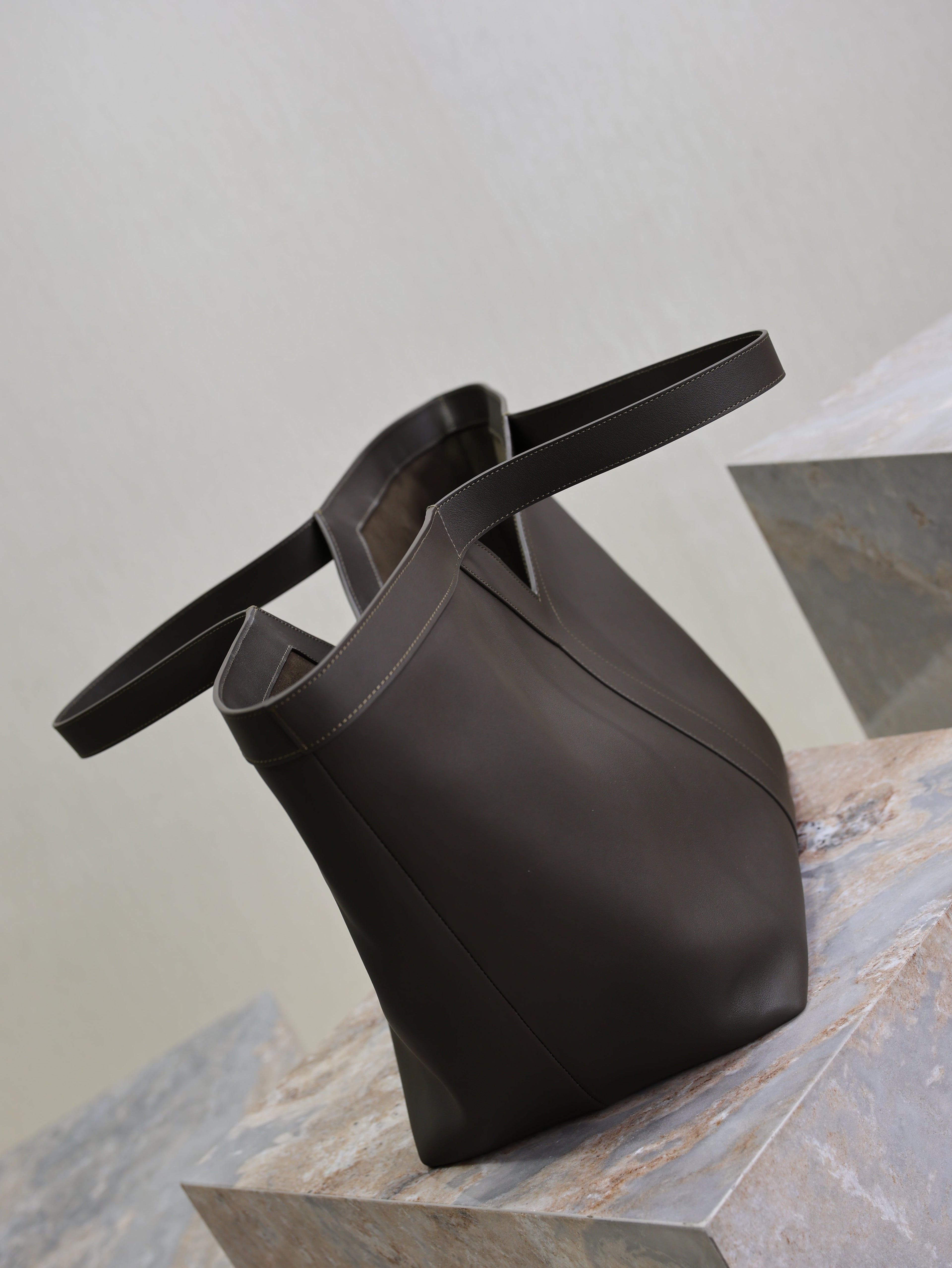YSL 25S Y MAXI TOTE 50 IN MUTED CHARCOAL CALFSKIN GOLD HARDWARE