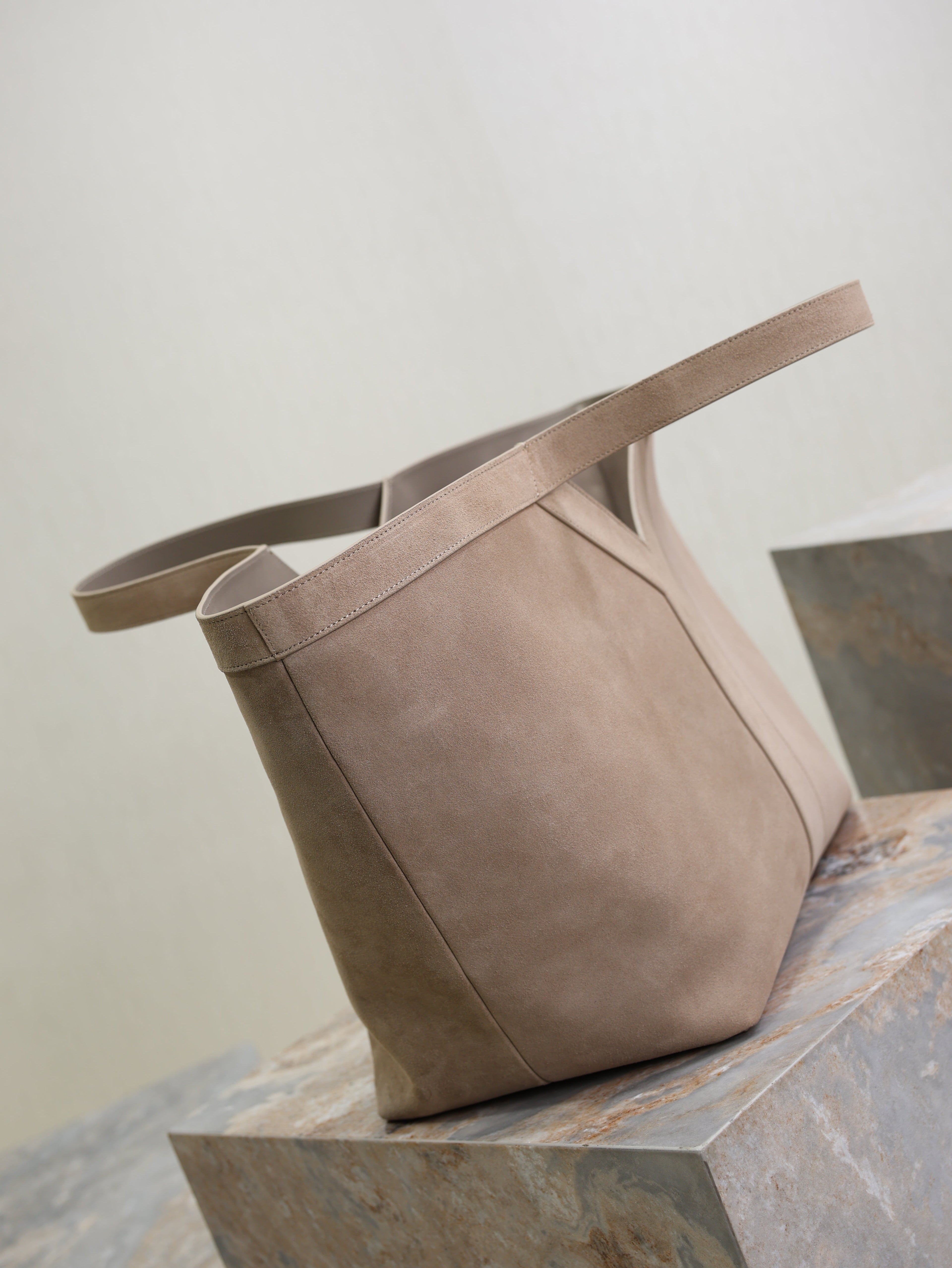 YSL 25S Y MAXI TOTE 50 IN DRY GRAIN SUEDE GOLD HARDWARE
