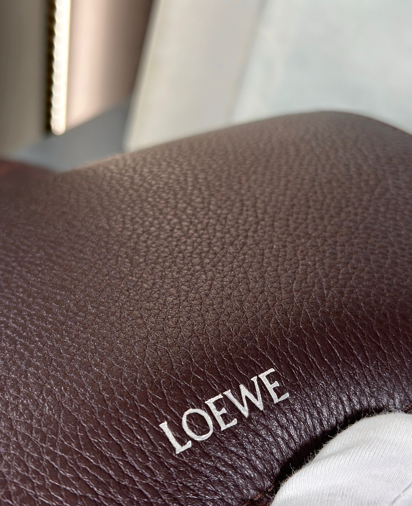 MEDIUM 23 PEBBLE MESSENGER BAG IN HICKORY BROWN SUPPLE GRAINED CALFSKIN