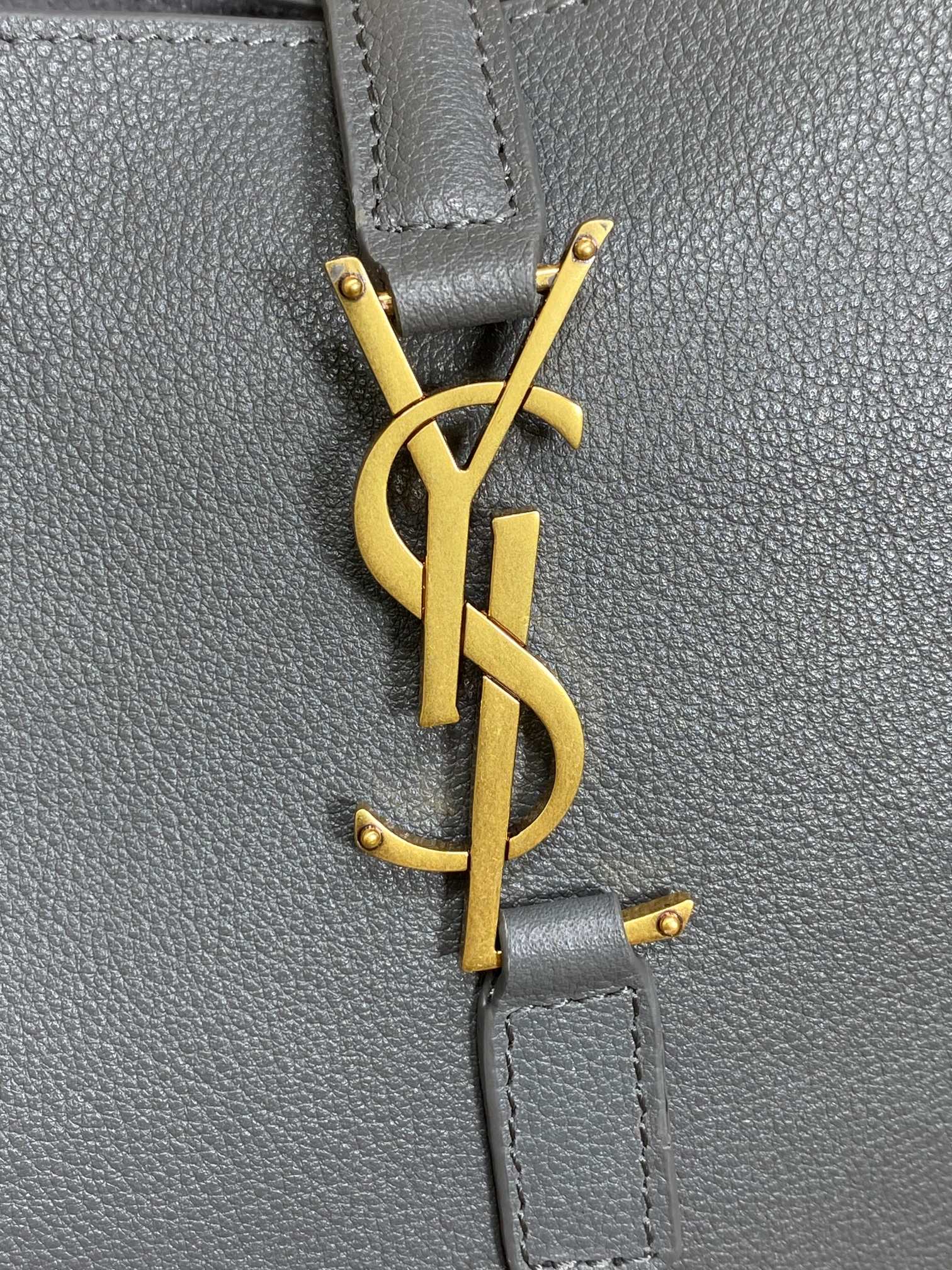 LE 5 À 7 SMALL SUPPLE 22 IN NEPAL BLUE CALFSKIN GOLD BUCKLE