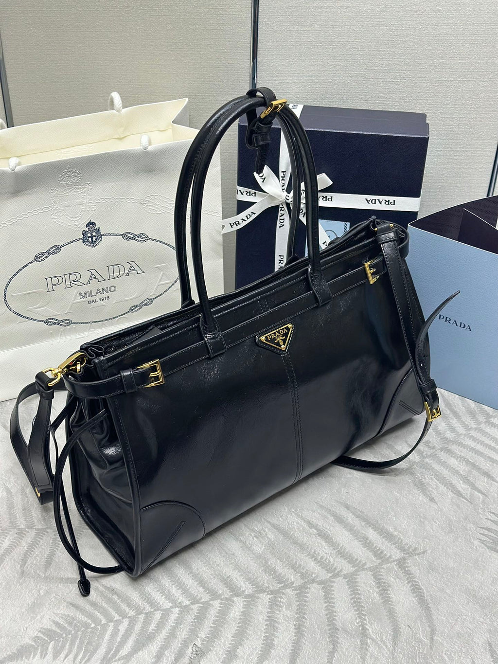 PRADA 25S BONNIE LARGE HANDBAG 38 IN BLACK GLOSSY CALFSKIN GOLD HARDWRE