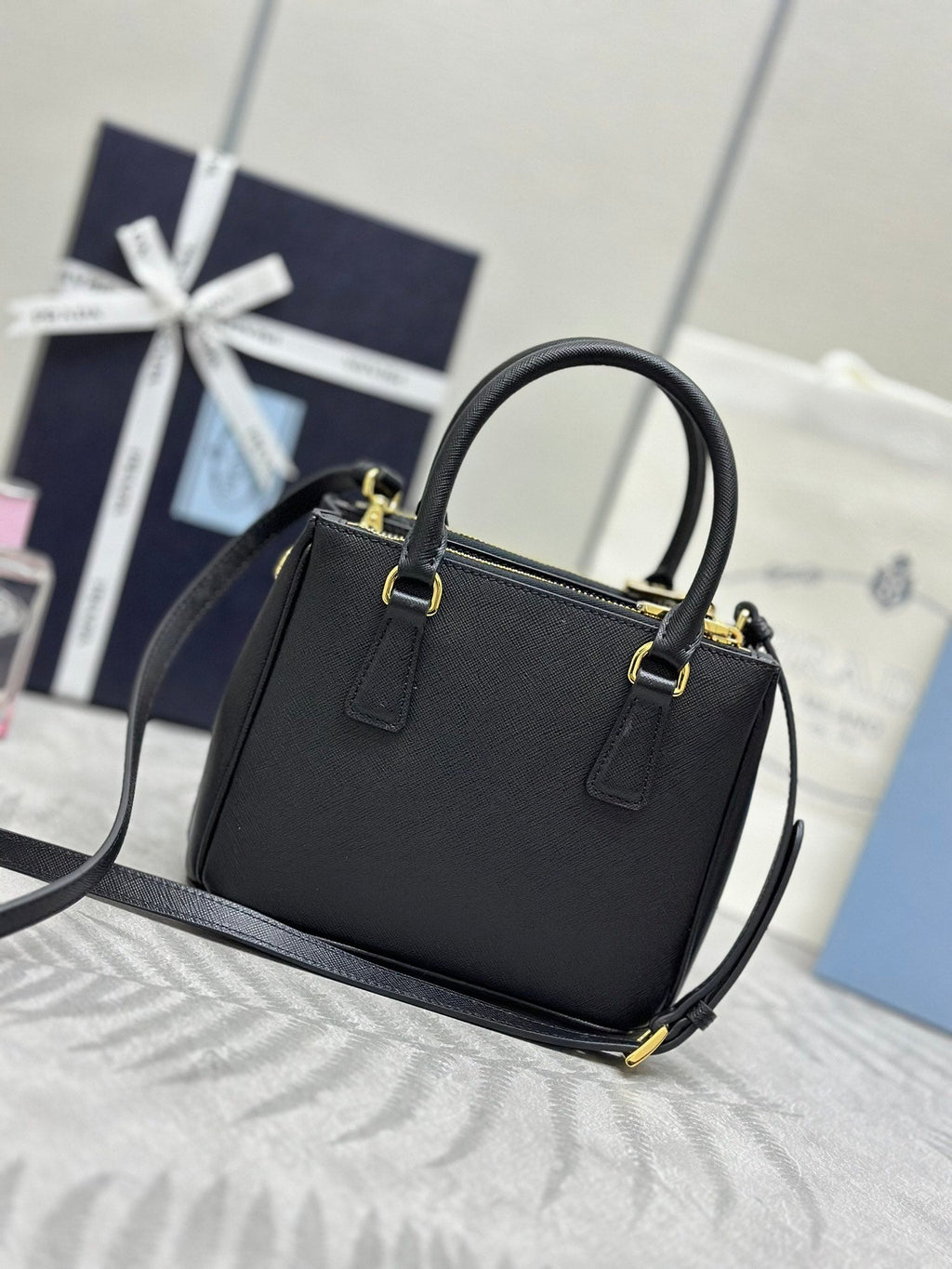 PRADA 25S GALLERIA MEDIUM BAG 20 IN BLACK CALFSKIN GOLD HARDWARE