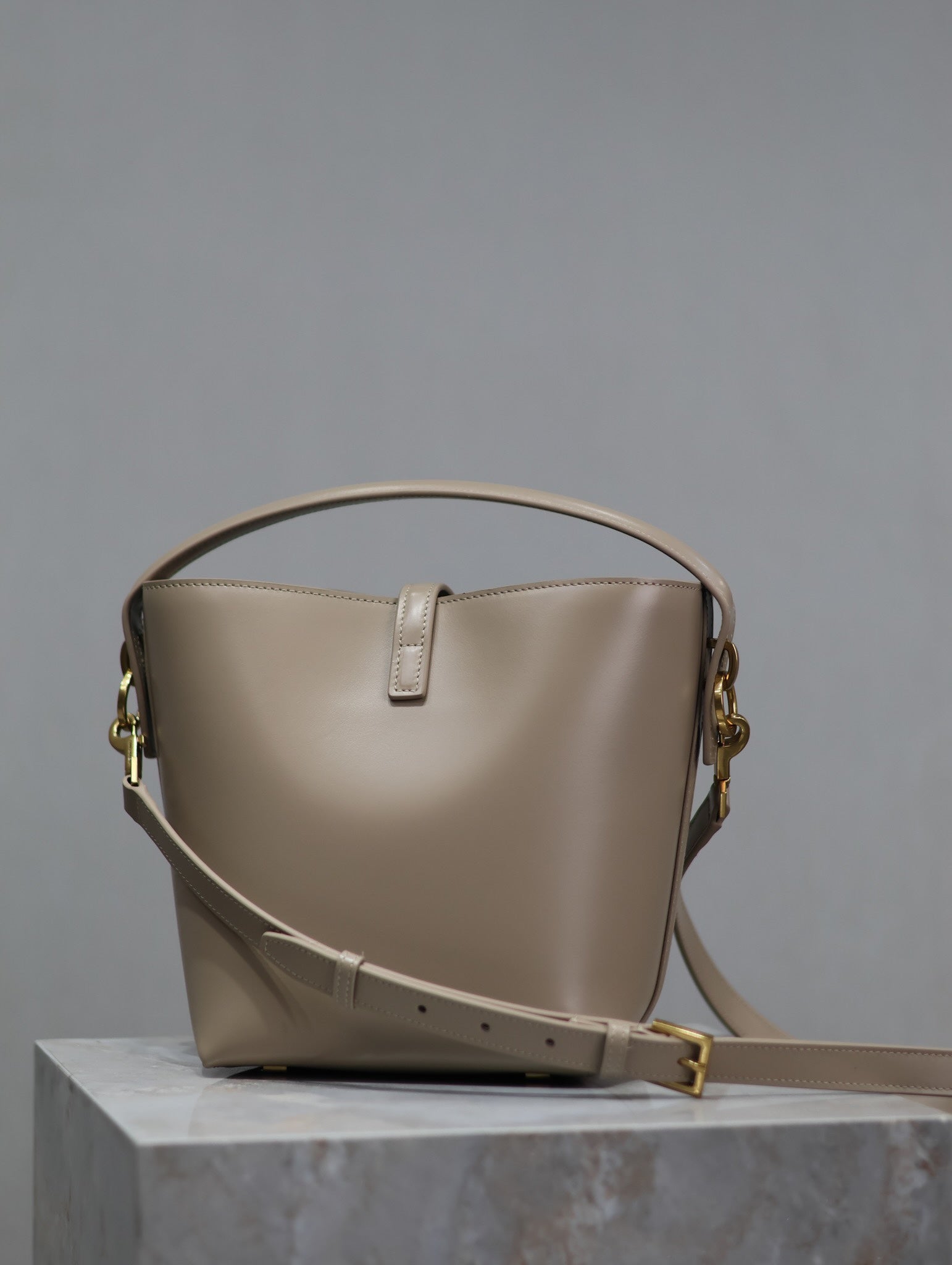 YSL 25S LE 37 BUCKET 20 IN BEIGE CALFSKIN GOLD HARDWRE