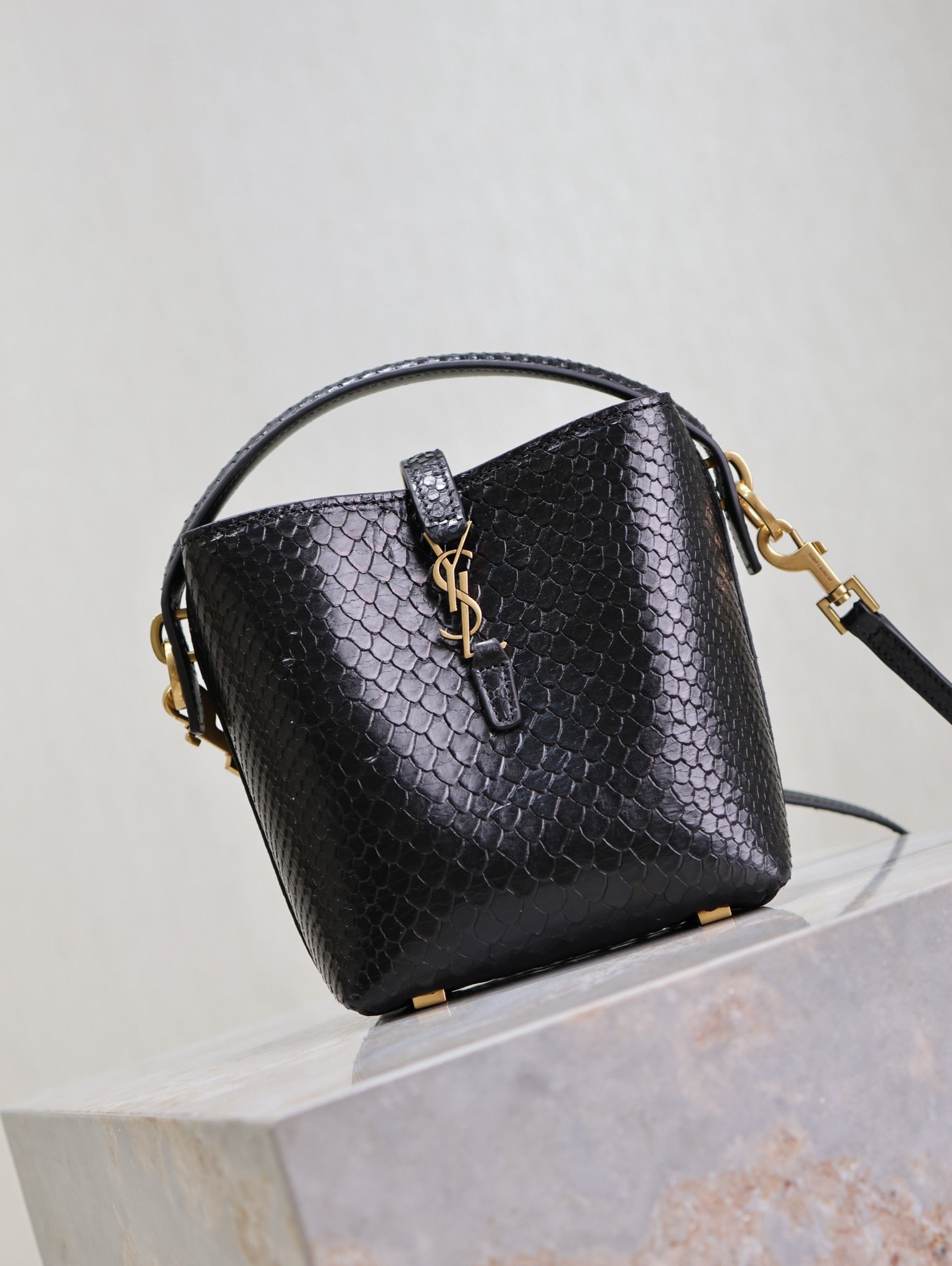 YSL 25S LE 37 BUCKET 15 IN BLACK SNAKE EMBOSSED CALFSKIN GOLD HARDWARE